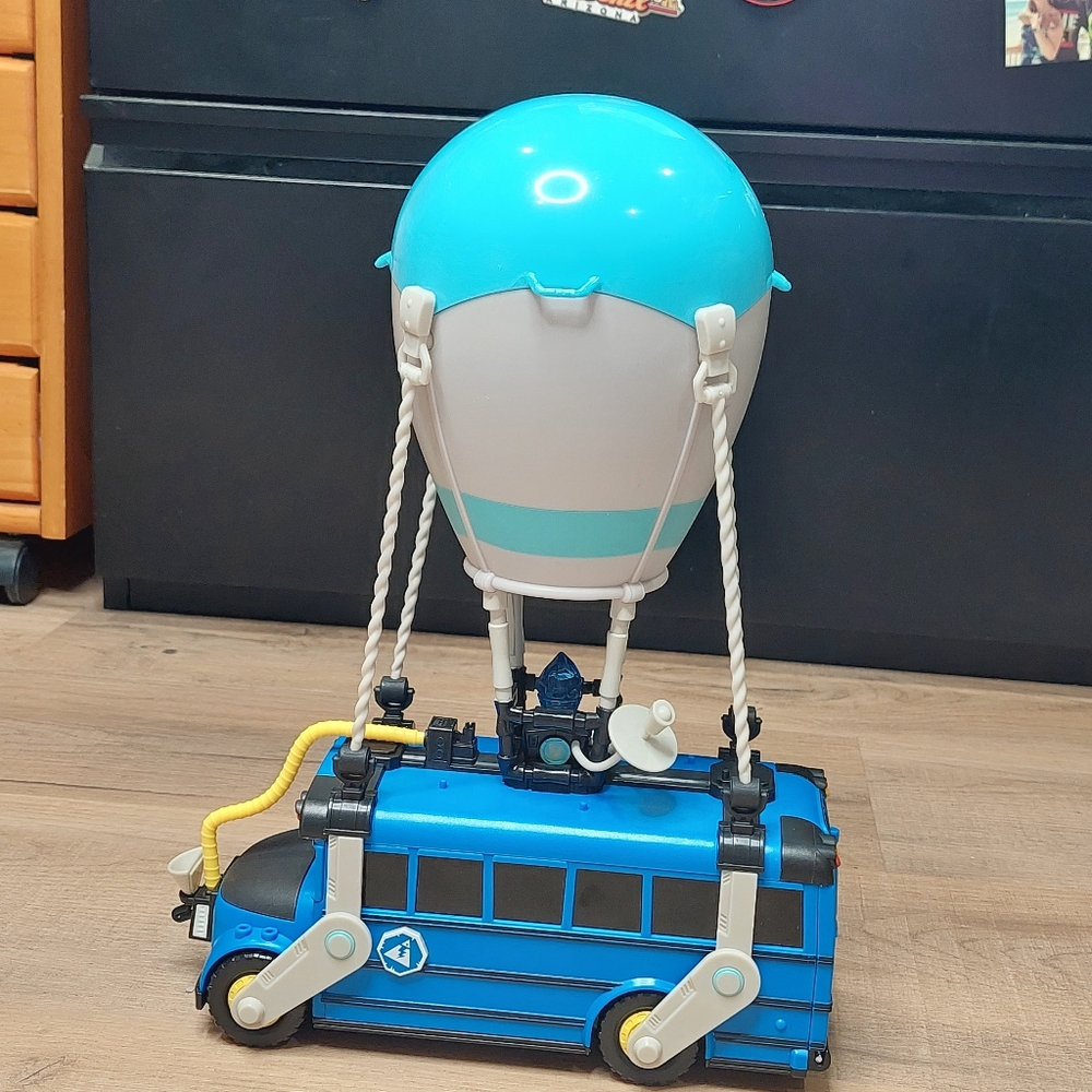 🚌 Fortnite Battle Bus Deluxe Vehicle.
